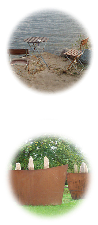 stühle und skulptur